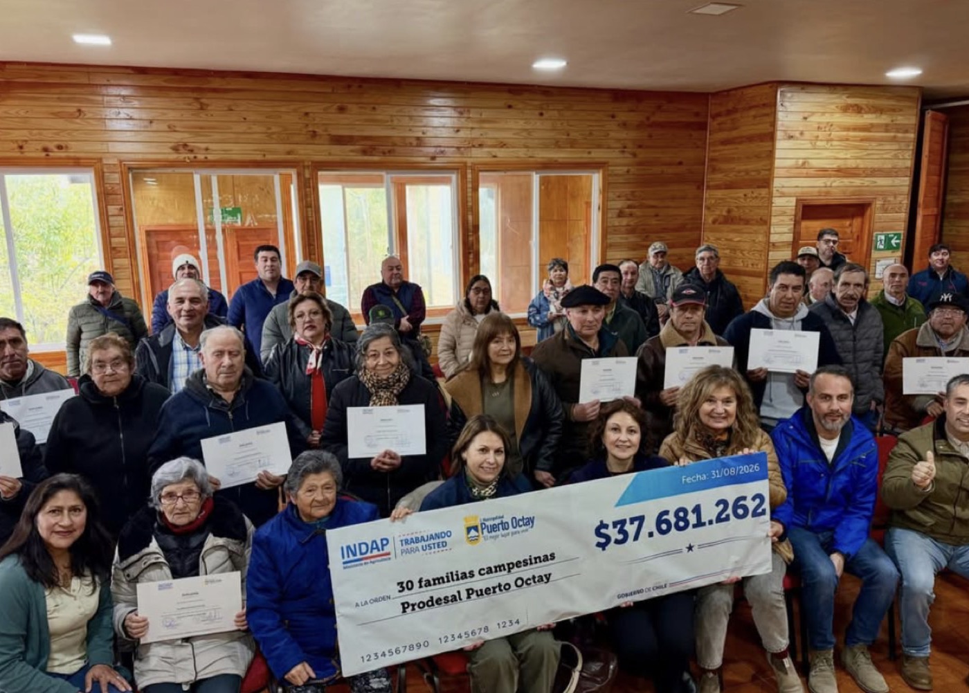 Familias campesinas de Puerto Octay reciben los incentivos de fomento productivo de INDAP junto a un cheque simbólico por $37.681.262